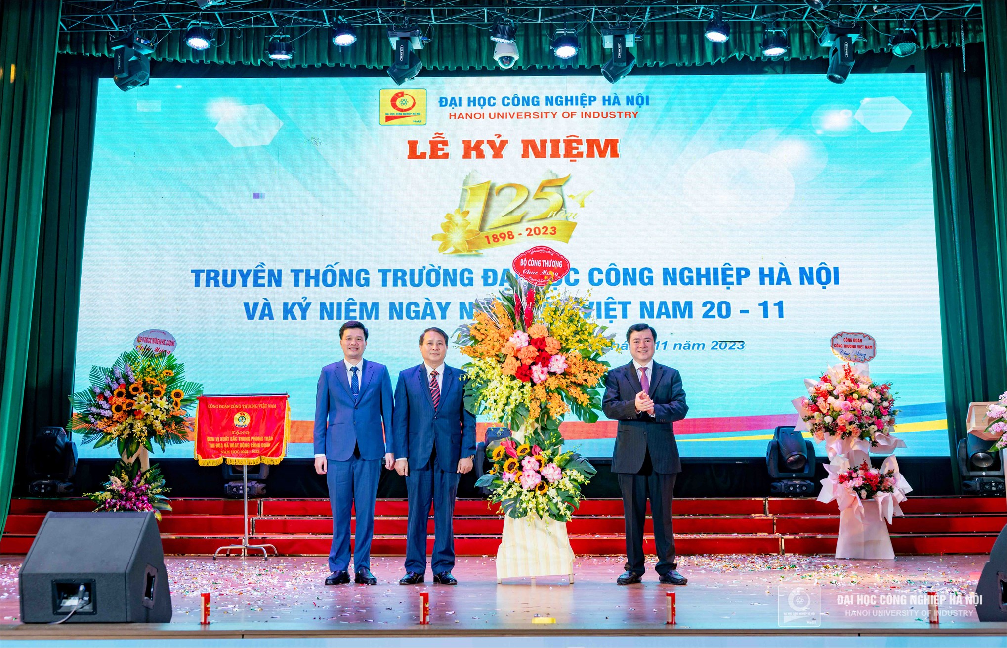 Đồng chí Nguyễn Sinh Nhật Tân - Ủy viên Ban cán sự Đảng, Thứ trưởng Bộ Công Thương đại diện lãnh đạo Bộ Công Thương tặng hoa chúc mừng 125 năm truyền thống Trường Đại học Công nghiệp Hà Nội và kỷ niệm 41 năm Ngày Nhà giáo Việt Nam 20/11