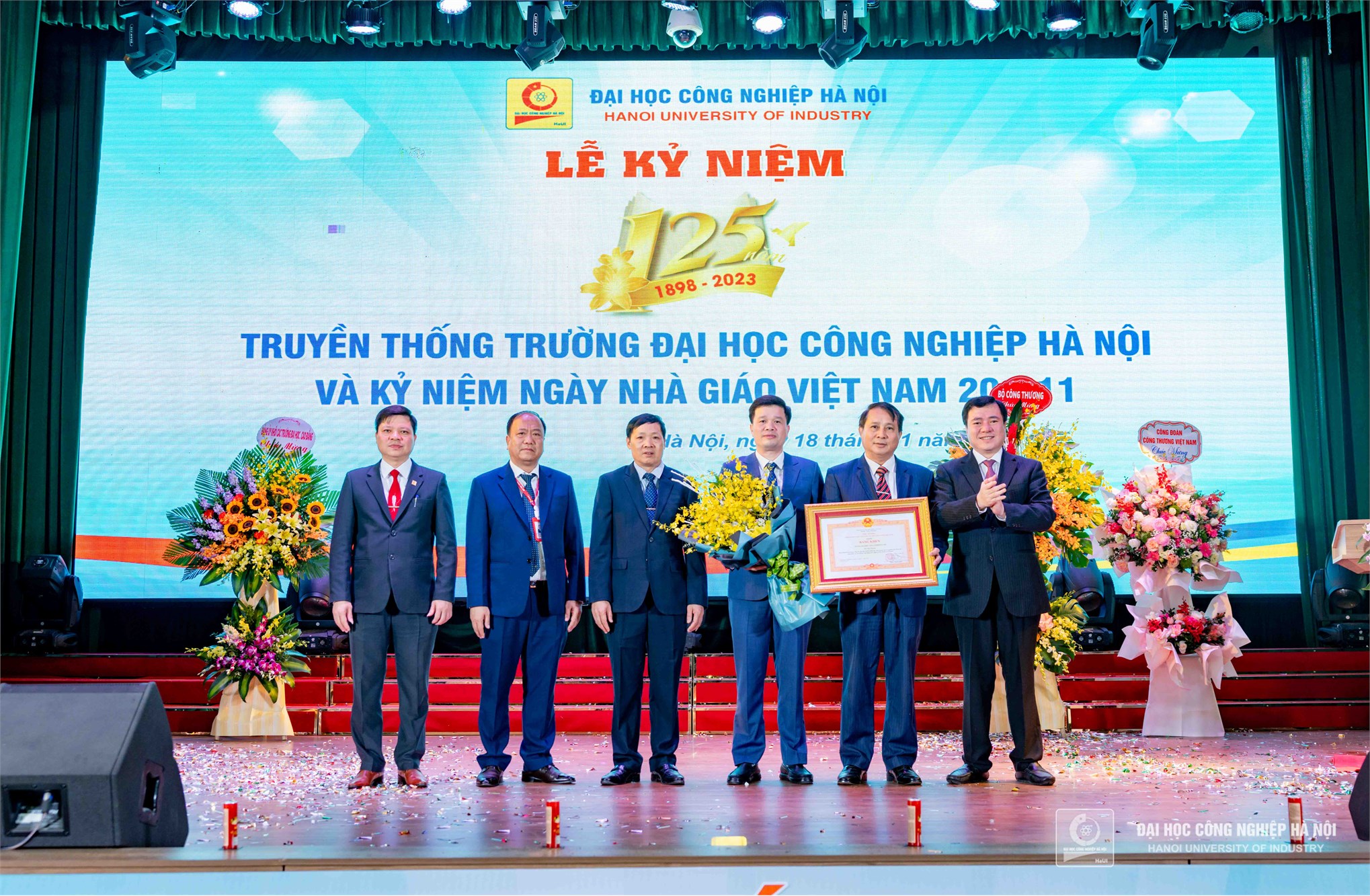 Đồng chí Nguyễn Sinh Nhật Tân - Ủy viên Ban cán sự Đảng, Thứ trưởng Bộ Công Thương trao bằng khen của Thủ tướng Chính phủ cho tập thể Đại học Công nghiệp Hà Nội