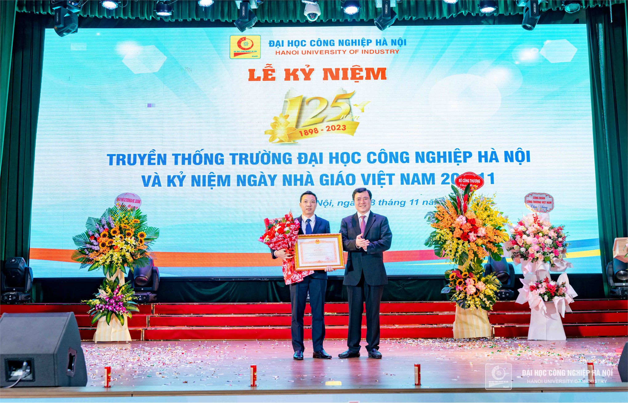 Đồng chí Nguyễn Sinh Nhật Tân - Ủy viên Ban cán sự Đảng, Thứ trưởng Bộ Công Thương trao bằng khen của Thủ tướng Chính phủ cho đồng chí Đặng Trọng Hợp – Trưởng khoa Công nghệ Thông tin