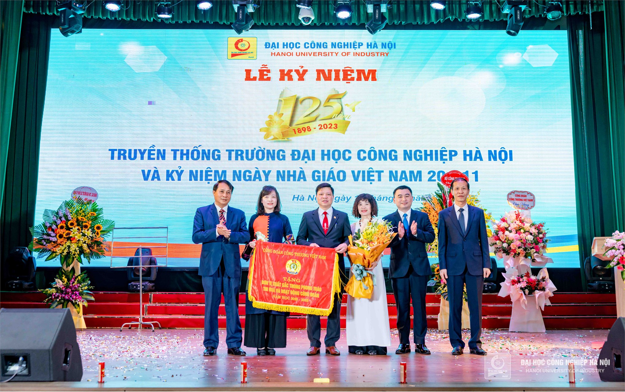 Đồng chí Vũ Trường Sơn - Phó Chủ tịch Công đoàn Công Thương Việt Nam trao cờ thi đua xuất sắc của Công đoàn Công thương Việt Nam cho Công đoàn Trường Đại học Công nghiệp Hà Nội