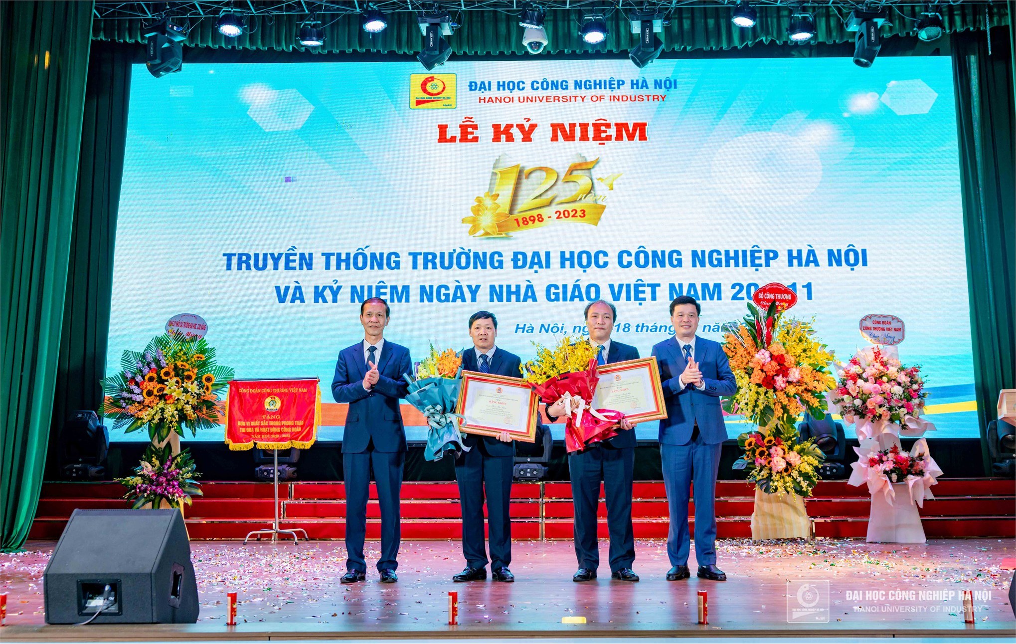 Đồng chí Vũ Trường Sơn - Phó Chủ tịch Công Thương Việt Nam trao bằng khen của Tổng liên đoàn Lao động Việt Nam cho đồng chí Phạm Văn Bổng – Phó Hiệu trưởng và đồng chí Hoàng Mạnh Kha - Trưởng khoa Điện tử