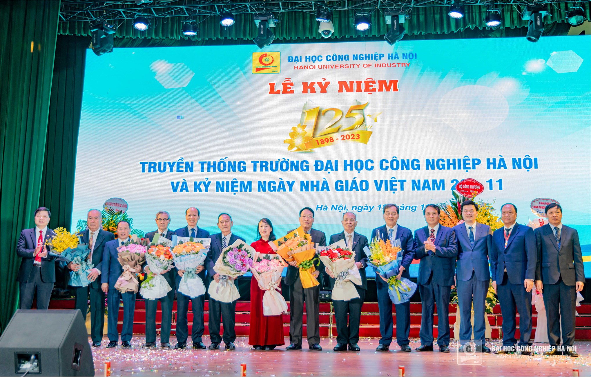 Đại học Công nghiệp Hà Nội tặng hoa tri ân các thầy, cô nguyên là lãnh đạo nhà trường, các Nhà giáo Nhân dân, Nhà giáo Ưu tú