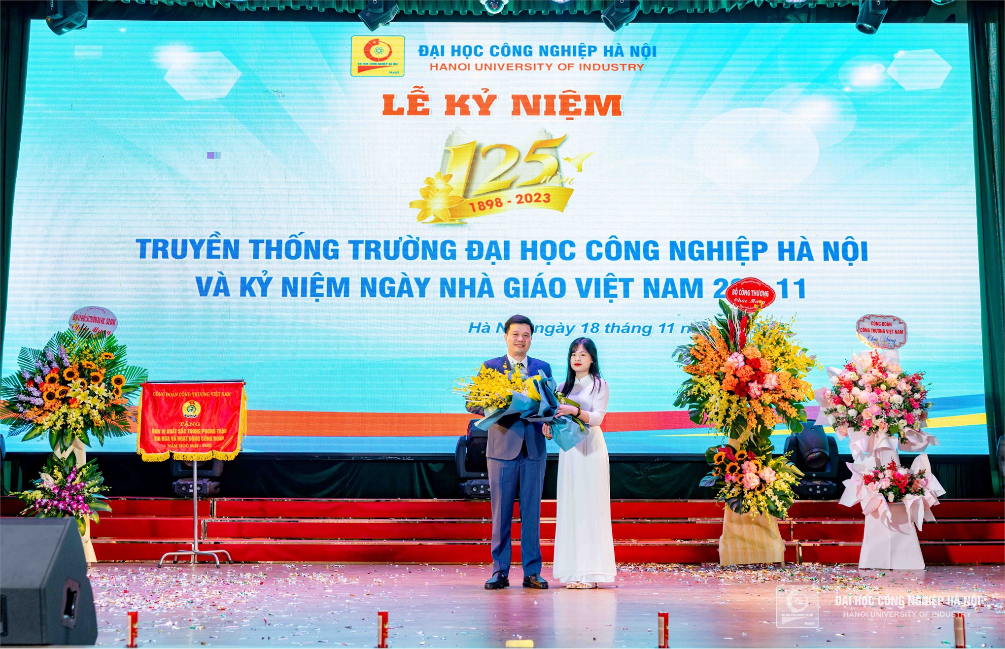 Đại diện các thế hệ học viên, sinh viên nhà trường, em Vũ Thị Thu Trang – Lớp Quản trị khách sạn 02 K15 xúc động phát biểu tri ân, tôn vinh và tặng hoa chúc mừng Lễ kỷ niệm 125 năm truyền thống Trường Đại học Công nghiệp Hà Nội (1898 – 2023) và kỷ niệm 41 năm Ngày Nhà giáo Việt Nam 20/11