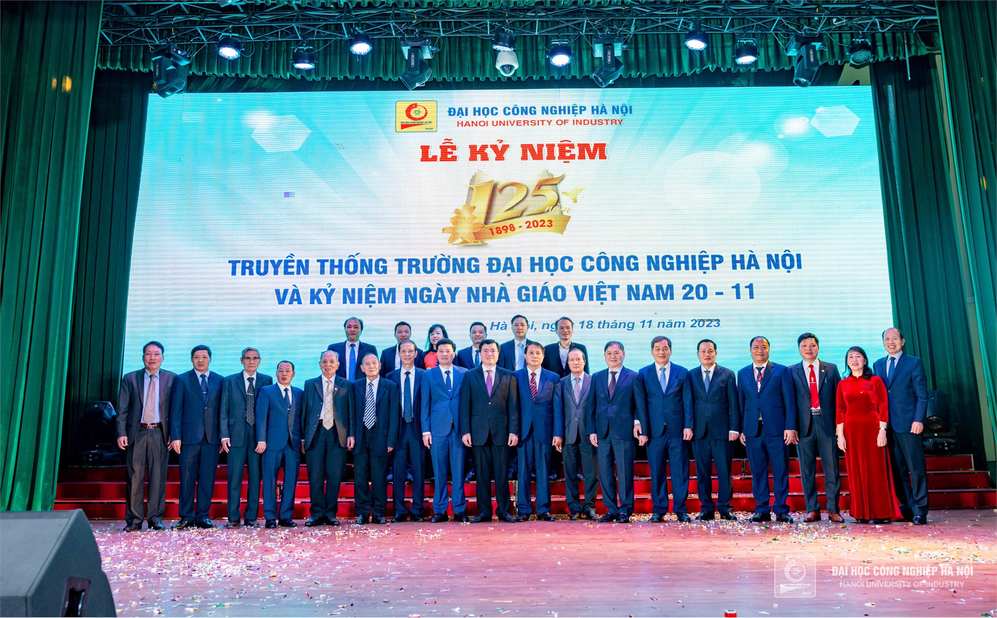 Các đại biểu chụp hình lưu niệm