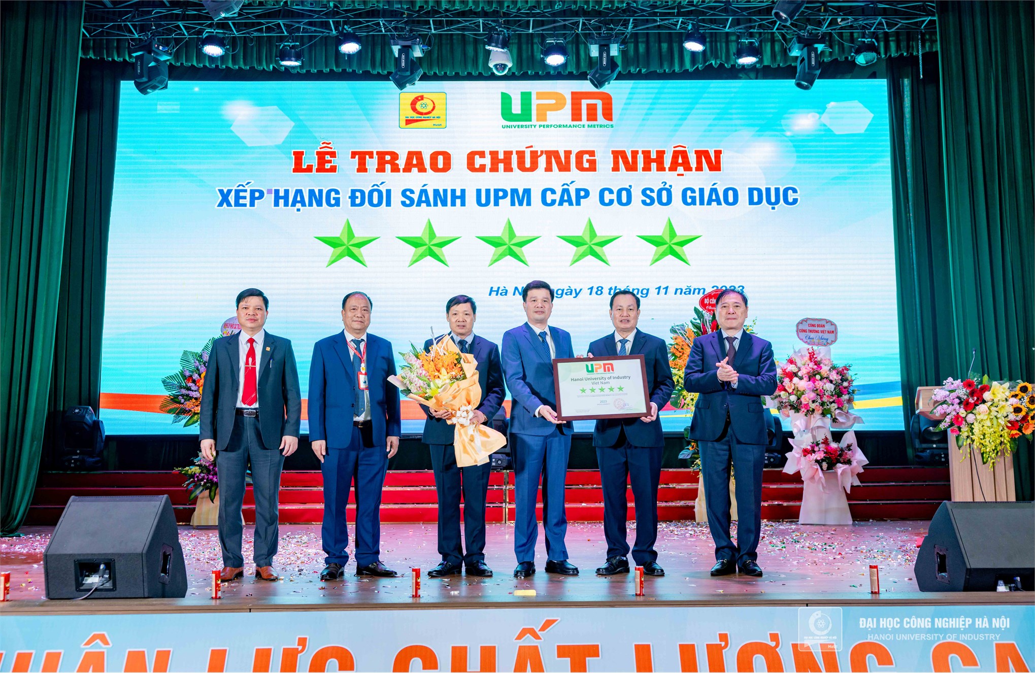 GS.TS.Nguyễn Hữu Đức - Nguyên Phó Giám đốc Đại học Quốc gia Hà Nội, Chủ tịch sáng lập hệ thống xếp hạng đối sánh UPM và đồng chí Phan Xuân Dũng, Nguyên Uỷ viên Trung ương Đảng, Nguyên Chủ nhiệm Uỷ ban Khoa học, Công nghệ và Môi trường của Quốc hội, Chủ tịch Liên hiệp các Hội Khoa học Kỹ thuật Việt Nam trao chứng nhận và tặng hoa chúc mừng Đại học Công nghiệp Hà Nội