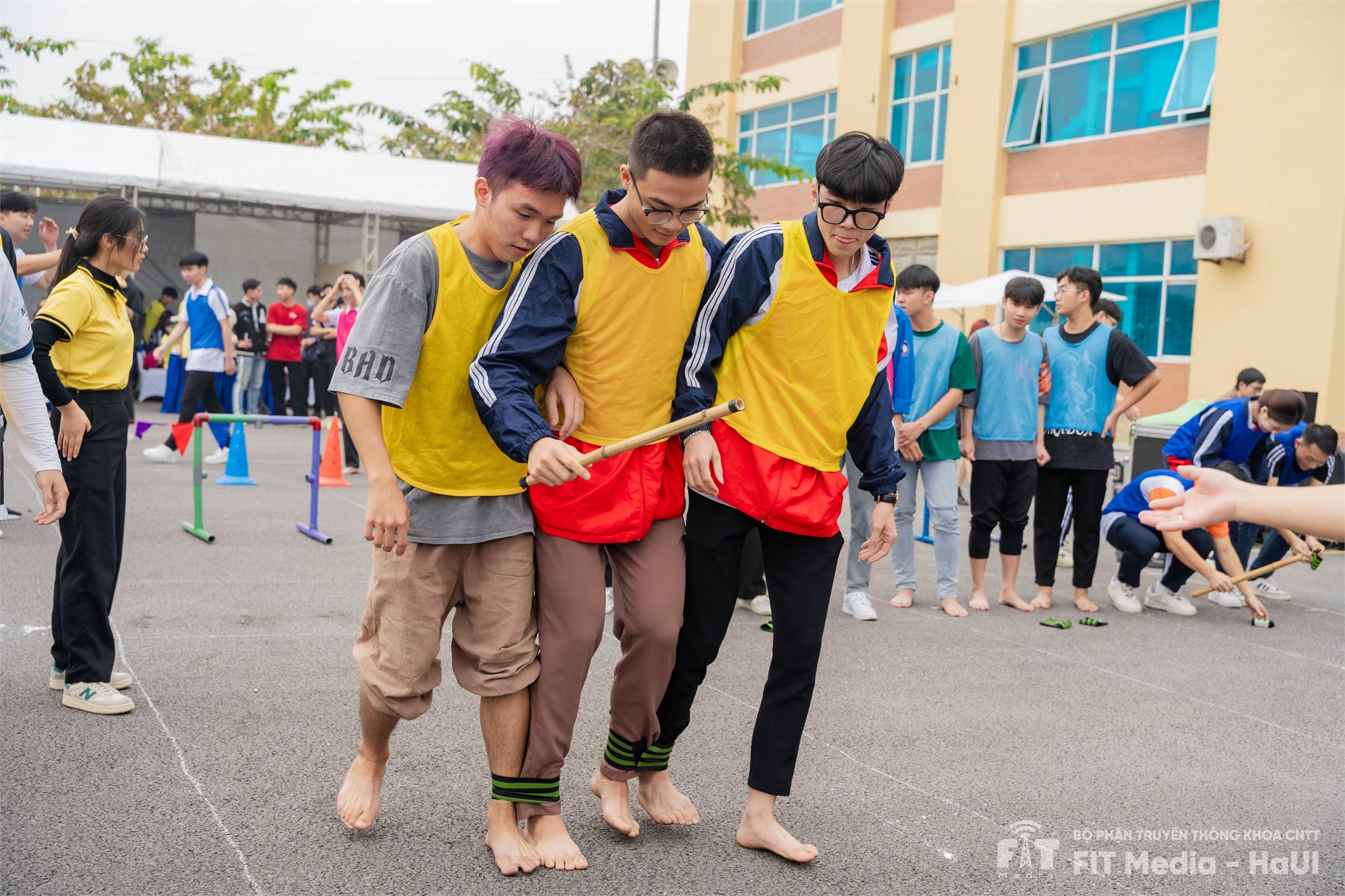 Hình ảnh tân sinh viên khóa 18 than gia phần thi teambuilding