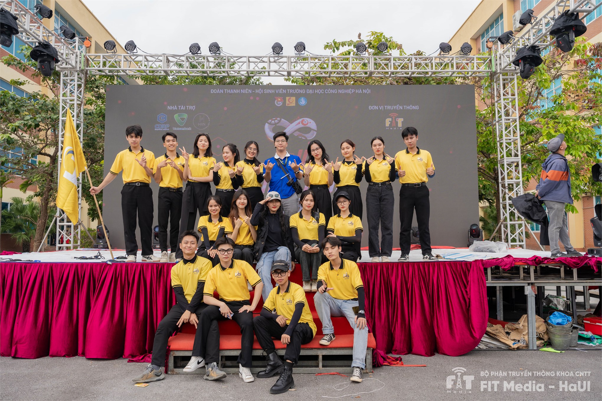 Thành viên Câu lạc bộ MC và Hướng dẫn viên HG tổ chức chương trình teambuilding