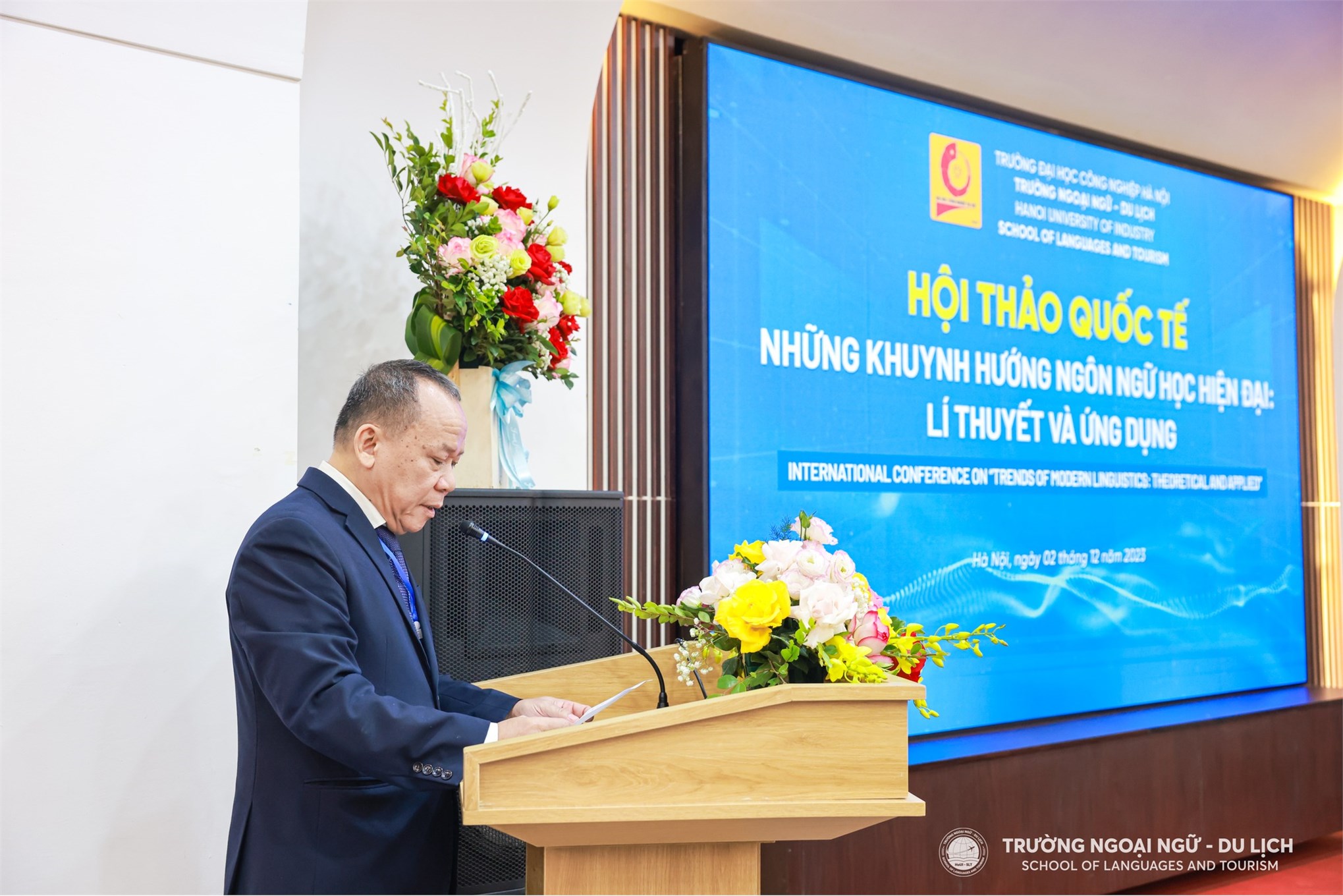 GS.TS. Nguyễn Văn Hiệp - Chủ tịch Hội đồng Khoa học đào tạo, Trường Ngoại ngữ - Du lịch, Trường Đại học Công nghiệp Hà Nội trình bày báo cáo đề dẫn tại Hội thảo