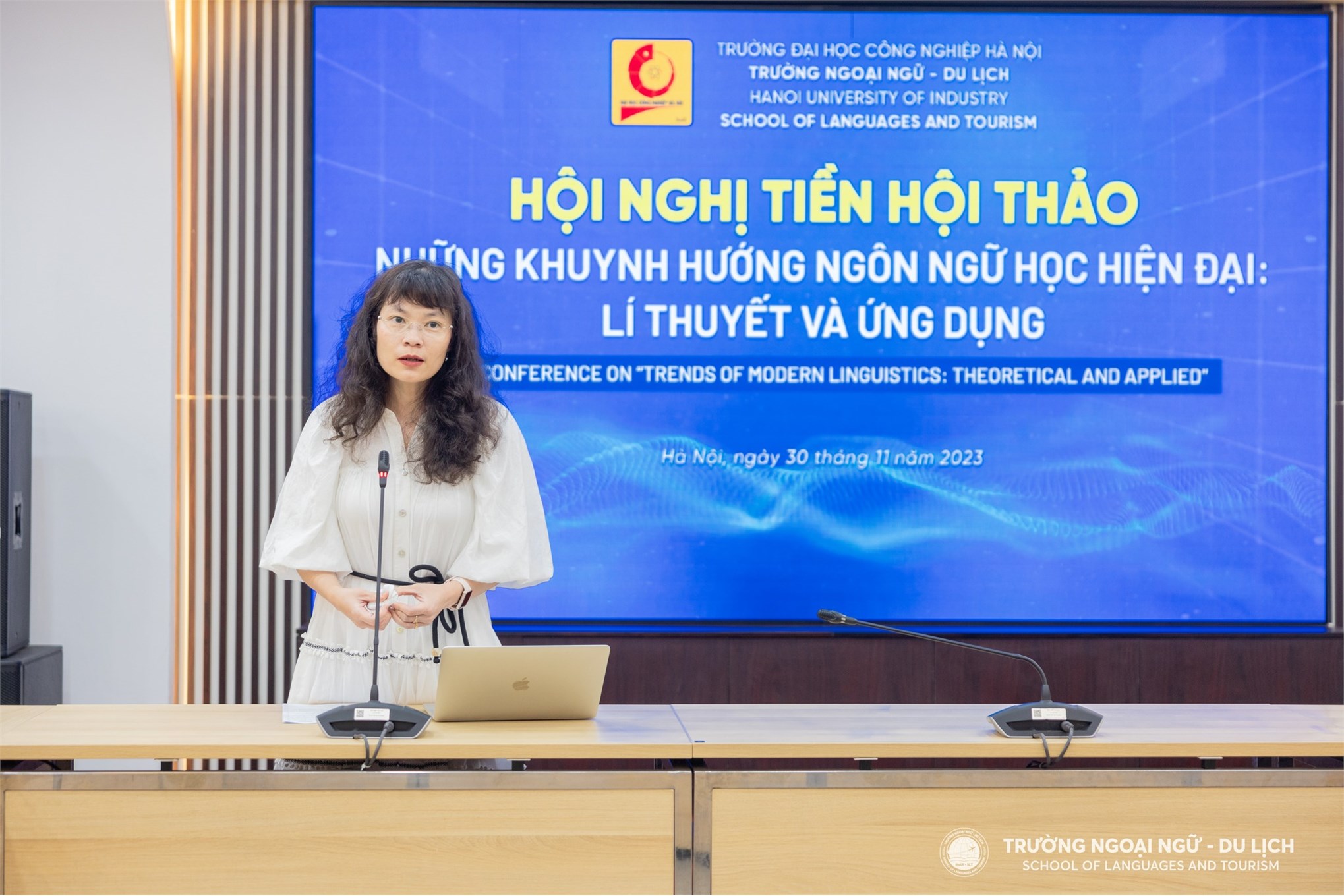 TS. Thu Ngô - Đại học New England, Australia trình bày báo cáo tại Hội nghị Tiền Hội thảo với chủ đề: 