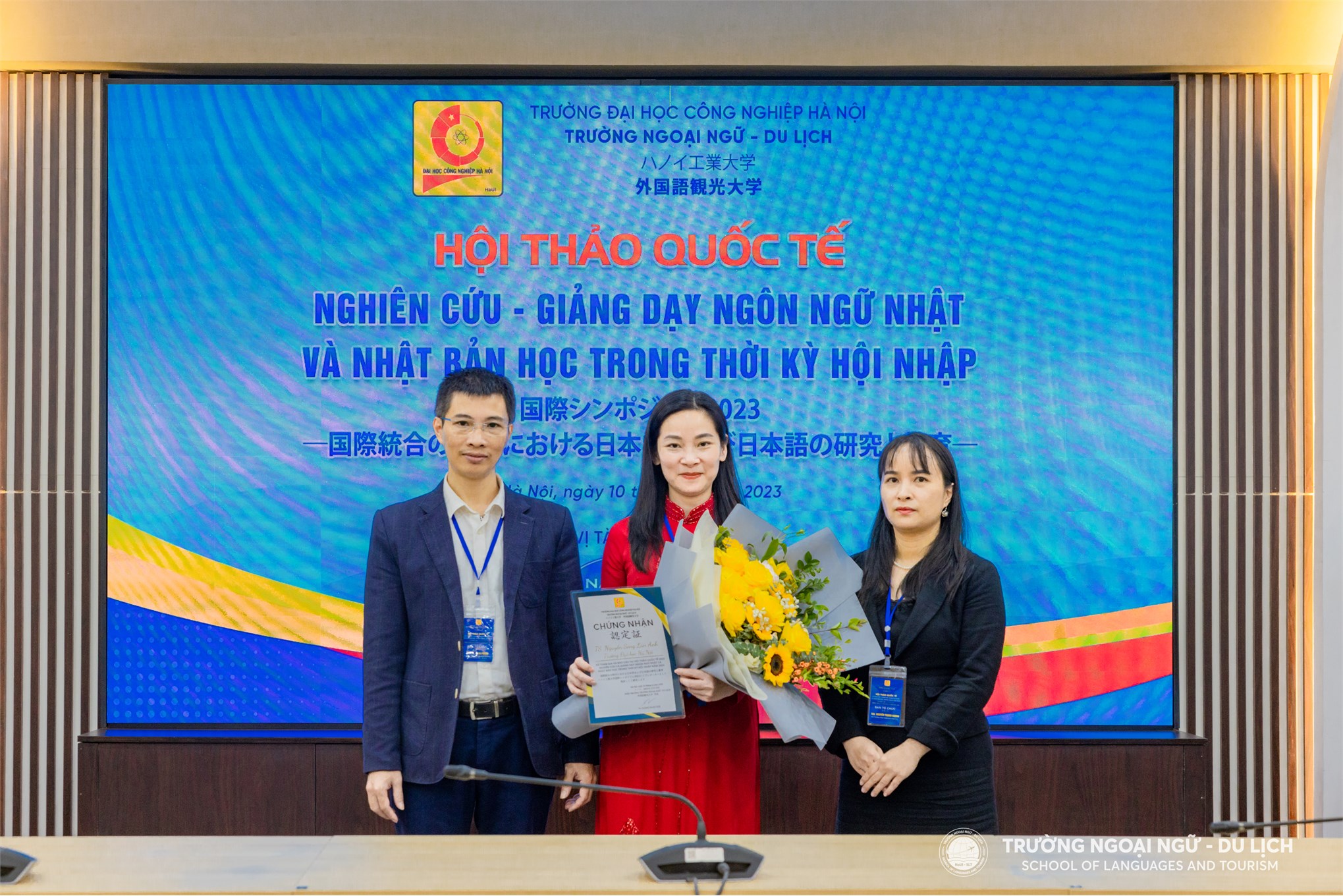 PGS. TS Lê Ba Phong - Trưởng phòng Đào tạo, Khoa học công nghệ và Công tác sinh viên và ThS. Nguyễn Thanh Hương - Phó Trưởng khoa Ngôn ngữ Nhật Bản trao chứng nhận cho TS. Nguyễn Song Lan Anh - Phó Trưởng khoa Ngôn ngữ Nhật Bản, Đại học Hà Nội