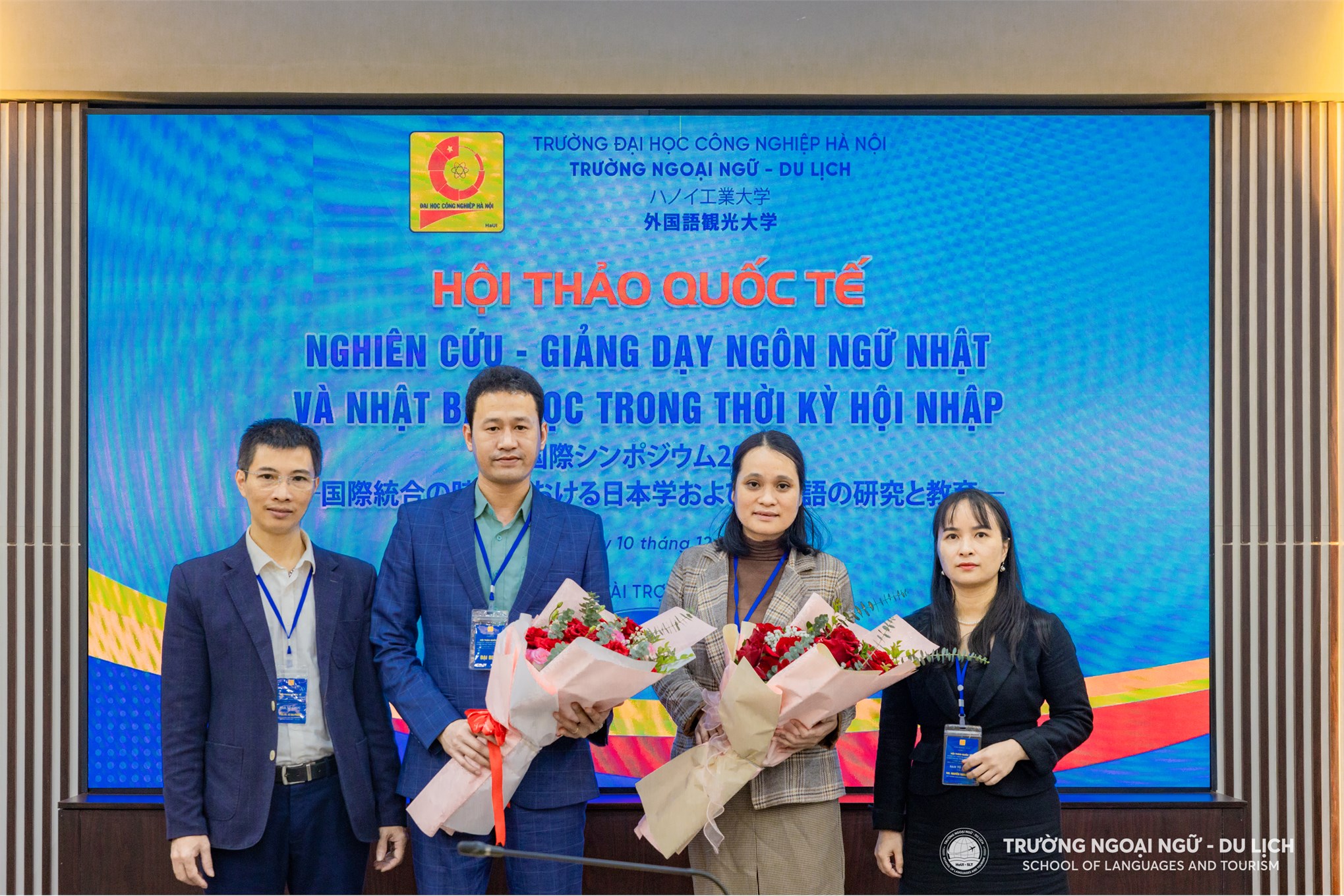 PGS. TS Lê Ba Phong - Trưởng phòng Đào tạo, Khoa học công nghệ và Công tác sinh viên và ThS. Nguyễn Thanh Hương - Phó Trưởng khoa Ngôn ngữ Nhật Bản trao hoa cho nhà tài trợ